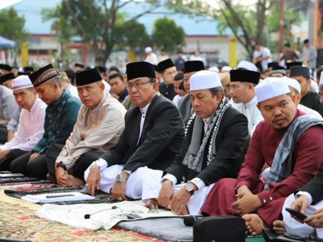 Bupati Inhil Shalat Ied di Lapangan Gajah Mada Tembilahan