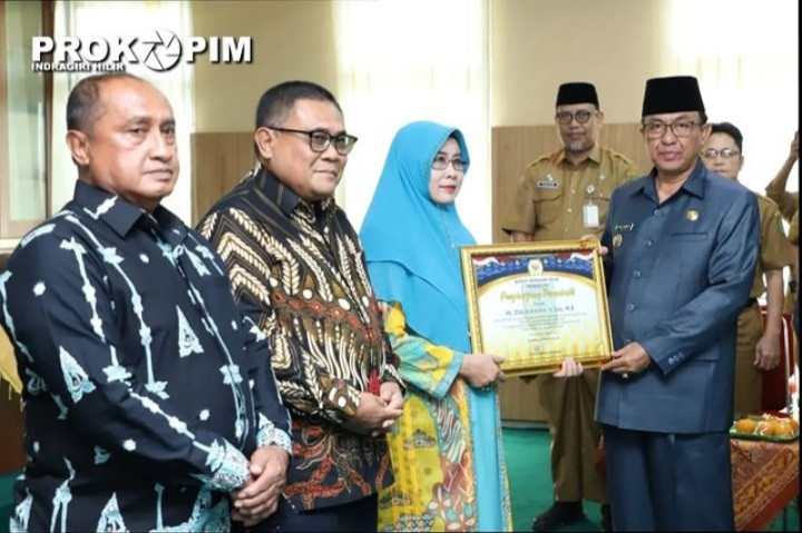 Bupati Inhil Serahkan SK P3K kepada 38 Tenaga Kesehatan dan Piagam Penghargaan Purna Bakti ASN