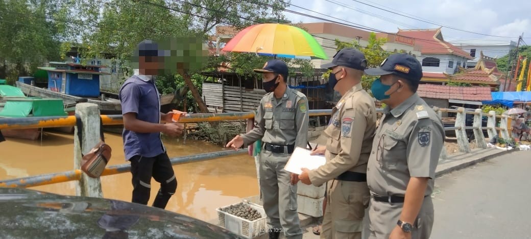 Satpol PP Inhil Tertibkan PKL di Atas Jembatan