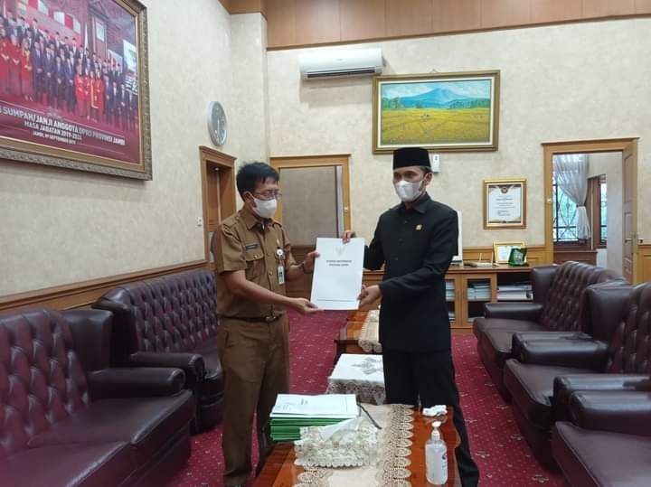 Ketua DPRD Provinsi Jambi Terima dokumen dari Timsel untuk 15 Nama calon KI tahun 2022-2026