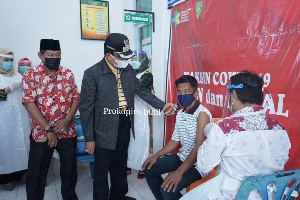 Bupati Inhil HM.Wardan Tinjau Vaksinasi, Salurkan Bantuan Untuk Nakes di Kecamatan Kateman