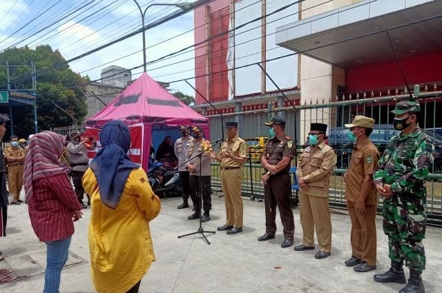 Sosialisasi Perda Prokes di Tualang, Pj Bupati Siak Ingatkan Warga Pakai Masker Sebagai Kebutuhan
