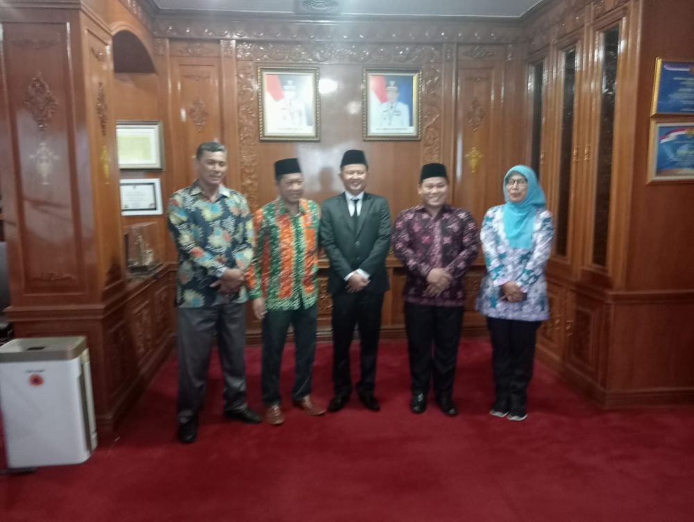 Pelantikan Ahmad Taufik Helmi Sebagai Komisioner Komisi Informasi oleh Sekda Prov Jambi