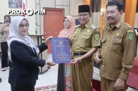 Bupati Wardan Serahkan SK Perubahan Nomenklatur dari SMPN Satu Atap Menjadi SMP Negeri Reguler
