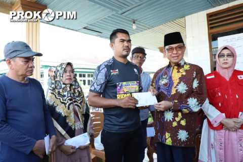 Bupati Inhil Berikan Bantuan kepada 7 Keluarga Korban Kebakaran