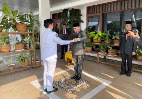 Bupati Wardan Serahkan Bendera Pusaka Merah Putih Ke Paskibraka
