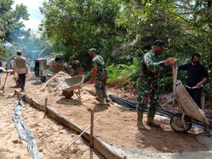 TMMD Teluk Kiambang Kecamatan Tempuling Tembus Target Pengecoran Jalan Penghubung