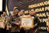 Pj Bupati Inhil Terima Piagam Penghargaan Dari Ombudsman Atas Kepatuhan Penyelenggaraan Pelayanan Publik