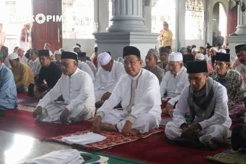 Bupati HM. Kunker Ke Kec. Tanah Merah tidak hanya Membuka Pelatihan Pencegahan Stunting, Tapi Juga Menjadi Khatib di Mesjid Besar Nurul Jama\'ah.