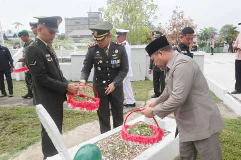 Bupati Inhil Tabur Bunga di TMP Yudha Bhakti, Jelang HUT TNI ke-78