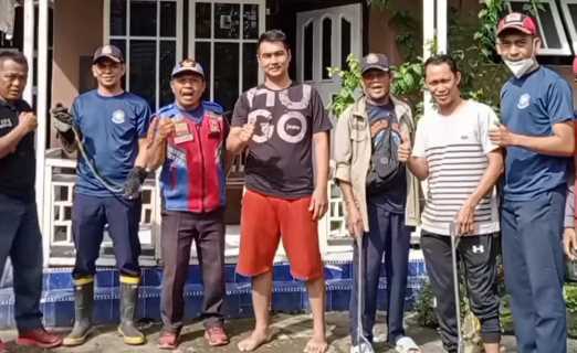 Resahkan Warga, Petugas DPKP Inhil Berhasil Evakuasi Ular Kobra 