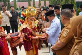 Gubernur Al Haris Apresiasi Penyerahan Murid Baru Secara Adat di SMAN 1 Muaro Jambi, Jadi Model Pendidikan Berbasis Kearifan Lokal