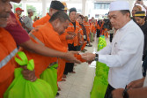Gubernur Al Haris Berikan Bantuan Sembako Bagi Petugas Kebersihan Kota Jambi