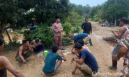 Ciptakan Lingkungan yang Sehat,  Kepala Desa Keritang Ajak Warga Bersihkan Selokan