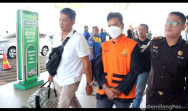Tim Tabur Bersama Penyidik Pidsus Kejati Riau Jemput Tersangka FA di Bandara SSK II Pekanbaru