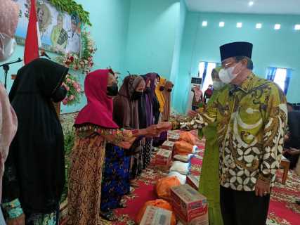 Bupati Wardan Salurkan Bantuan Program Lansia Dinsos