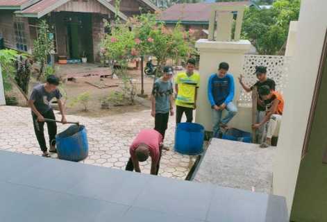 Sambut Idul Fitri 1442 H, Pemuda Batu Ampar Bersihkan Masjid