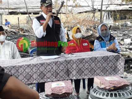 Bersama Bupati, Dinsos Inhil Serahkan Bantuan Korban Kebakaran di Tanah Merah