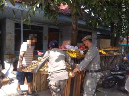 Satpol PP Inhil Lakukan Pembinaan Terhadap PKL dan Pelaku Usaha di Pasar Dayang Suri