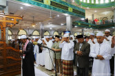 Pj Sekda Inhil Laksanakan Sholat Idul Fitri 1445 H di Masjid Al-Huda Tembilahan