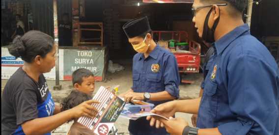 PWI Inhil Bagi-bagikan Masker Gratis dan Jadwal Imsakiyah Ramadhan 1441 H