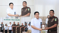 KAJATI MALUKU AGOES SP, MENERIMA KUNJUNGAN SILATURAHMI GENERAL MANAJER GARUDA INDONESIA BRANCH OFFICE AMBON
