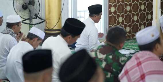Bupati Wardan Jadi Khatib Sekaligus Imam di Masjid Jami\' At-taqwa Enok