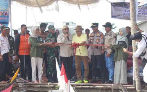 Bupati Inhil dan Disporabudpar Hadiri Lomba Pacu Pompong di Sungai Luar 