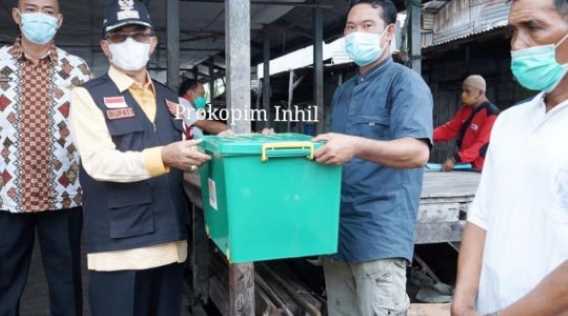 Tinjau Korban Lonsor Di Tanjung Baru, Bupati HM.Wardan Salurkan Bantuan