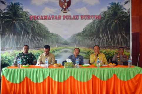 Bahas Pembangunan, Bupati Inhil Melakukan Pertemuan Dengan RT/RW dan BPD Serta Tokoh Masyarakat Kec. Pulau Burung   