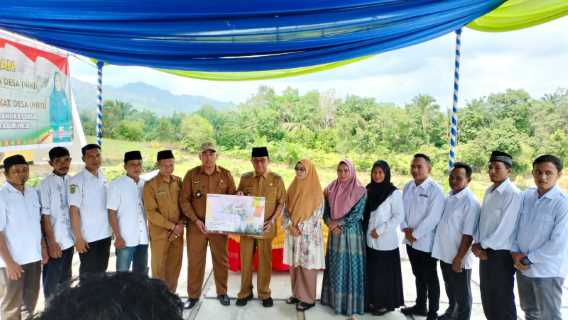 Kepala Desa dan Perangkat Desa Sekara, Terima NIKD dan NIPD dari Bupati Inhil 