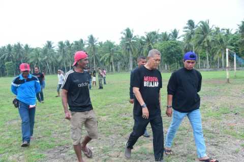 Wabup Inhil Tinjau Langsung Lapangan Sepak bola Pinang Jaya Desa Sungai Luar 