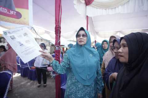 Tinjau Operasi Pasar, Ketua Tp Pkk Inhil Hj.Zulaikhah Wardan Harapkan Pasar Murah Dapat Ringankan Beban Masyarakat