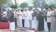 Pj Bupati Inhil Bersama Keluarga Laksanakan Shalat Idul Fitri 1 Syawal 1445 H di Lapangan Gajah Mada Tembilahan