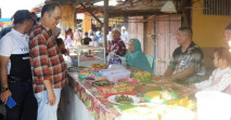 Pj Bupati Inhil Berkunjung Ke Pasar Minggu Sungai Luar Sambil Menikmati Kuliner