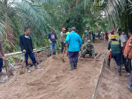 TMMD Buka jalan Penghubung Antara Desa Teluk Kiambang Dengan Desa Karya Tunas Jaya