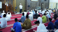 Laksanakan Sholat Taraweh Berjamaah, Pj Bupati Inhil Sampaikan Pesan di Bulan Suci Ramadhan