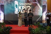 Hj. Hesti Haris Terima Penghargaan Life Achievement pada Anugerah KPID Jambi 2025