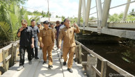 Lawatan Ke Kecamatan Reteh, Pj. Bupati Herman Tinjau Jalan dan Jembatan Di Desa Pulau Kecil Reteh