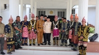 Resmi!! Gubernur Al Haris Kukuhkan Kepala Desa Se-Muaro Jambi sebagai Pembina Kepala Adat Melayu