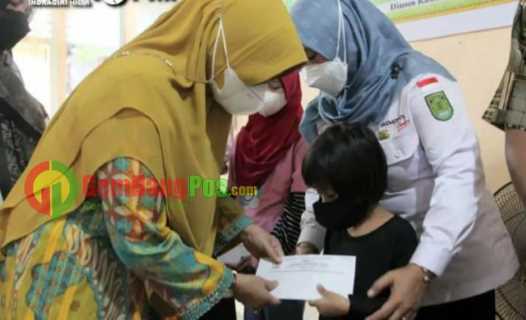 Dinsos Inhil Bersama Ketua K3S, Serahkan Bantuan Biaya Transport Pasien Rujukan