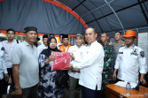 Pj. Bupati Inhil Tinjau Lokasi Bencana Alam Abrasi dan Serahkan Bantuan Untuk Masyarakat Korban Terdampak