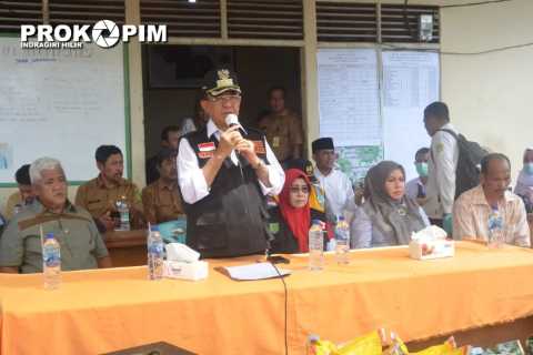 Bupati Inhil Memberikan Bantuan untuk Korban Tanah Longsor di Desa Simpang Tiga Laut Kec. Enok