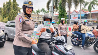 Inilah Cara Unik Polwan Ditlantas Polda Riau Sukseskan Pemilu 2024