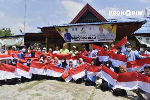 RT/RW dilingkungan Kec Tembilahan, Terima 700  Bendera Merah Putih dari Wabup H. Syamsuddin Uti   
