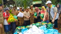 Gubernur Jambi Al Haris Bersama Jun Mahir Serahkan Bantuan untuk Korban Banjir di Jaluko