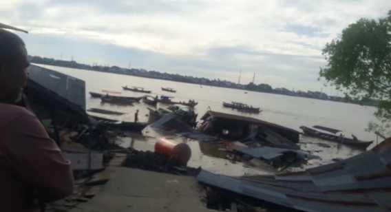 Video Pasca Pelabuhan Seberang Tembilahan 'Longsor',  9 Rumah Ambruk