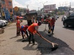 Jelang Libur Lebaran Idul Fitri, UPTD Dinas PUTR Provinsi Jambi Lakukan Perbaikan Jalan