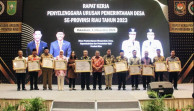 Bupati Inhil Terima Penghargaan Saat Raker Penyelenggaraan Urusan Pemerintah Desa se-Riau