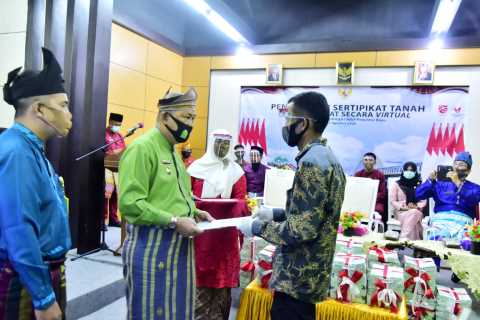 Sebanyak 4.500 Sertifikat Tanah dari 9 Desa Untuk Inhil di Serahkan Wabup SU